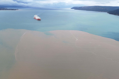Çanakkale Boğazı'nda denizin rengi kahverengiye döndü