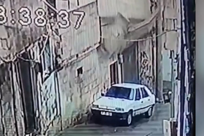 Duvar, park halindeki otomobilin üzerine devrildi