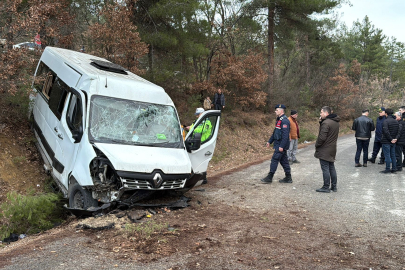 Senegalli öğrencileri taşıyan minibüs, alt yola uçtu: 17 yaralı