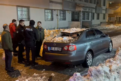 Ağrı'da çatıdan düşen karın altında kaldı: Binalara şerit çekildi