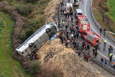 Antalya'da yolcu otobüsü devrildi: Çok sayıda ölü ve yaralılar var