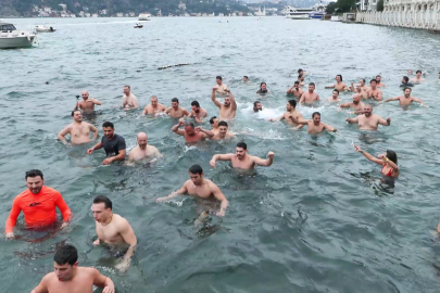 Beşiktaş’ta 100 kişi, kanser farkındalığı için denize girdi