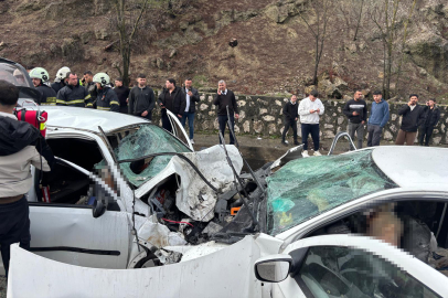 Burdur'da can pazarı! İki otomobil kafak kafaya çarpıştı: 7 ölü, 5 yaralı
