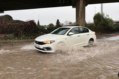 İzmir’de sağanak hayatı felç etti: Cadde ve sokaklar göle döndü
