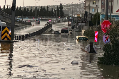 Kuşadası’nda sağanak hayatı felç etti: Cadde ve sokaklar göle döndü
