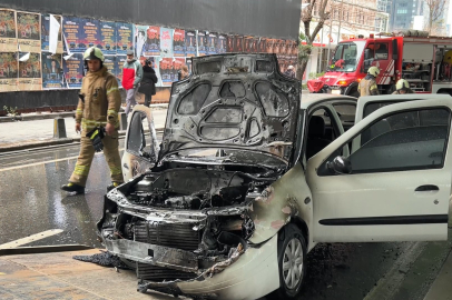 Seyir halindeki araç alev aldı