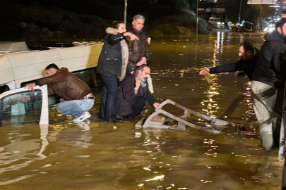 Aydın’da suya gömülen minibüsteki 20 yolcu kurtarıldı