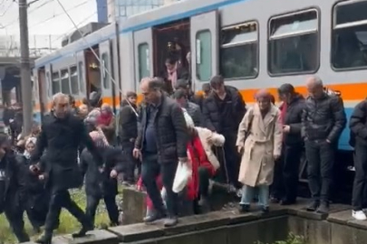 Metro raydan çıktı, yolcular tahliye edildi