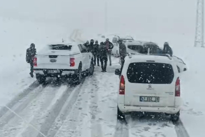 Muş'ta yoğun kar yağışı: 3 araç mahsur kaldı
