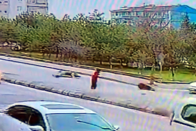 Torunuyla yolun karşısına geçerken motosiklet çarptı