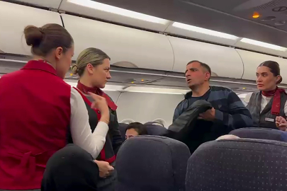 Uçaktan inen yolcu, diğer yolculardan helallik istedi