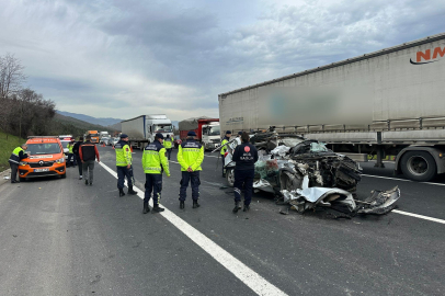 Düzce’de feci kaza: TIR’a çarpan cipte 1 ölü, 1 ağır yaralı