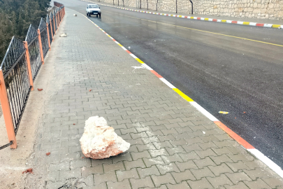 Dağdan kopan kaya, mahalledeki trafoya çarptı