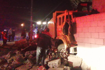 Iğdır'da kamyon eve daldı: 1 yaralı