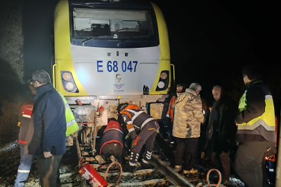 Yolcu treninin lokomotifi raydan çıktı