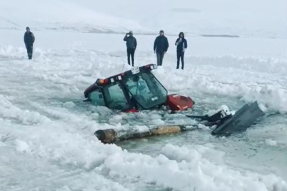 Erken çözülen buzlar tehlike saçtı: Çıldır Gölü’nde traktör battı