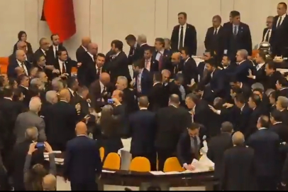 TBMM'de yüksek tansiyon! AK Parti ile CHP grubu birbirine girdi