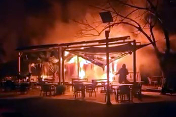 Yağlı tavaya su döktü, kafe alev alev yandı