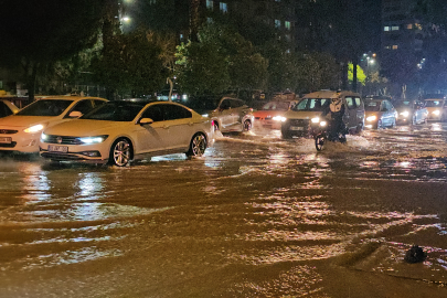 Adana’da sağanak hayatı felç etti: Yollar göle döndü