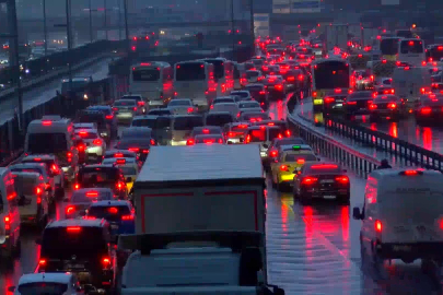 İstanbul’da yağış trafiği kilitledi: Yoğunluk yüzde 89’a çıktı