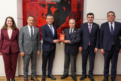 Özgür Özel, şehit ve gazi derneklerinin temsilcileriyle bir araya geldi