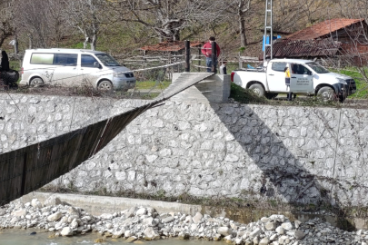 Üzerinde bulundukları asma köprü, kuvvetli rüzgar nedeniyle ters döndü: 2 yaralı