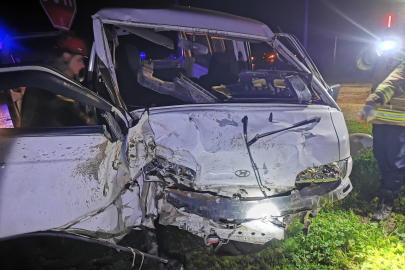 Bursa'da kamyon ile minibüs kafa kafaya: 2 yaralı