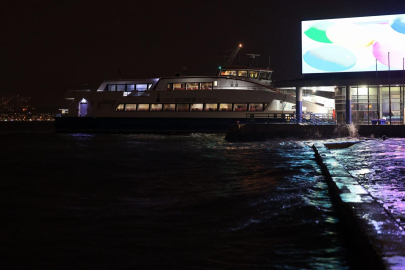İzmir'de basınç düştü deniz kabardı