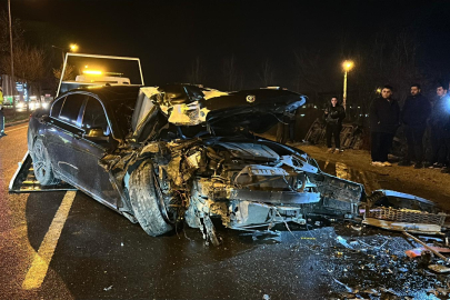 Kontrolden çıkan otomobil halk otobüsünü devirdi: 5 yaralı