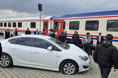 Bingöl'de yolcu treni otomobile çarptı: 3 yaralı