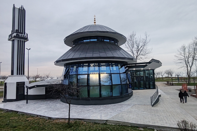 Denize nazır 'camlı cami' ilk teravihle açılıyor