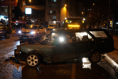 Gümüşhane'de iki otomobil kafa kafaya çarpıştı: 1 ölü, 3 yaralı
