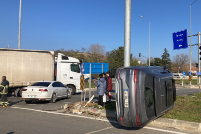 Edirne'de iki araç kavşakta çarpıştı: 4 yaralı