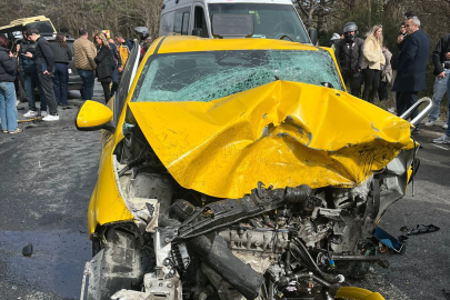 Sollama yapan taksiyle yolcu minibüsü çarpıştı: 1 ölü 4 yaralı