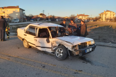 Ankara'da otomobil ile minibüs çarpıştı: 3 yaralı
