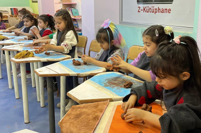 Öğrenciler, ustasından çömlek yapımını öğreniyor