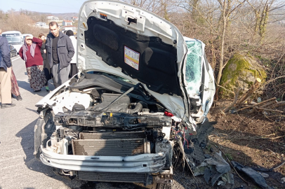 Zonguldak'ta işçi servisi ile otomobil çarpışt: 13 yaralı