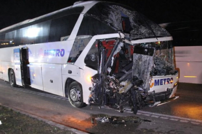 Amasya'da yolcu otobüsü, TIR'a çarptı; 11 yaralı