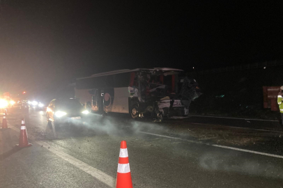 Ankara'da yolcu otobüsü, TIR'a çarptı: 1 ölü, 15 yaralı