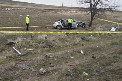 Bayram tatili yolunda kaza: Baba öldü, eşi ile 4 oğlu yaralandı