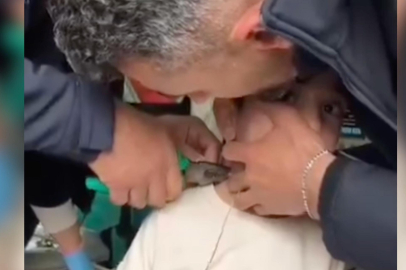 Bulduğu plastik kelepçeyi boynuna bağlayan Esat'ı itfaiye kurtardı