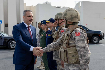 Bakan Fidan, Katar-Türk Birleşik Müşterek Kuvvet Komutanlığı Karargahı’nı ziyaret etti