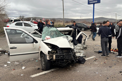 Nevşehir'de 3 aracın karıştığı kazada baba-oğul öldü: 7 yaralı