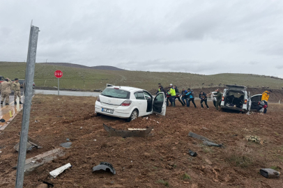 Bingöl'de iki araç çarpıştı: 1'i ağır 13 kişi yaralandı
