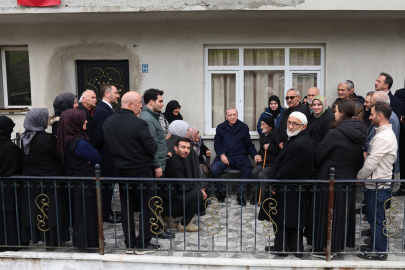 Cumhurbaşkanı Erdoğan, Rize'de komşularıyla bayramlaştı
