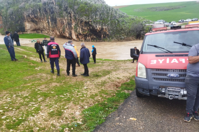 Sel suyuna kapılıp, mağaraya sığınan 4 çiftçi kurtarıldı