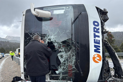 Konya-Antalya yolunda feci kaza! Yolcu otobüsü devrildi: 3'ü ağır, 20 yaralı