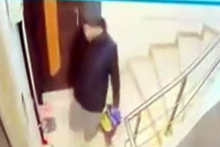 Avcılar'da apartmanda beğendiği ayakkabıları poşetlere koyup kaçtı