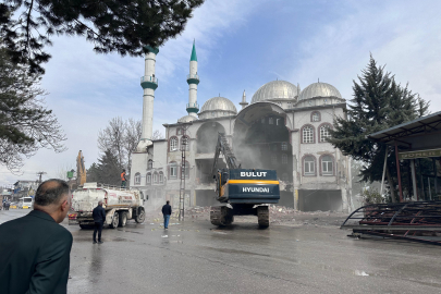 Depremde hasar almıştı: 43 yıllık cami kontrollü şekilde yıkıldı