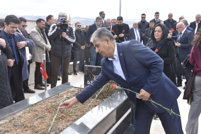 Düşen helikopterde Yazıcıoğlu ile birlikte hayatını kaybeden 4 kişi, mezarları başında anıldı